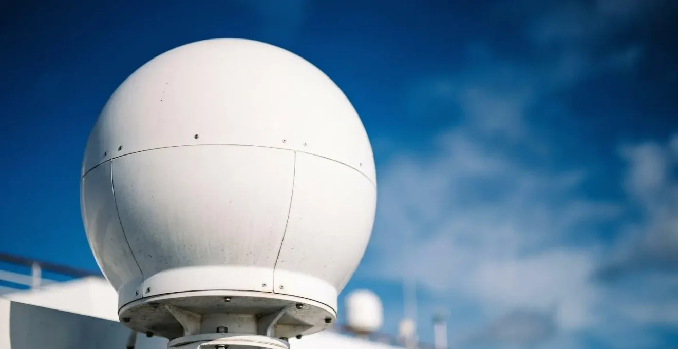 Antenne satellite sur le pont supérieur d'un navire de croisière pointant vers le ciel