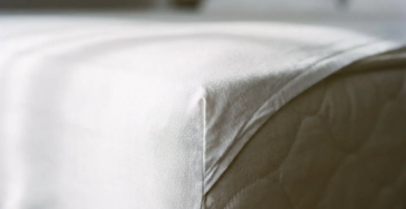 Gros plan sur un lit d'hôtel montrant la texture et la qualité de la literie