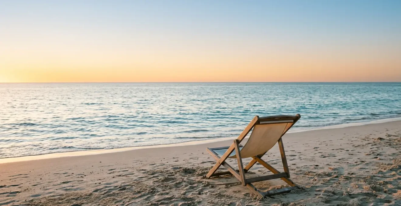 Vue panoramique paisible d'une plage au coucher du soleil avec chaise longue et horizon marin