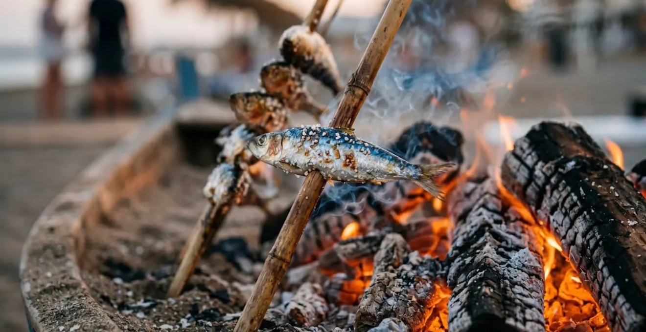 Gros plan sur des sardines fraîches en brochettes grillant verticalement au-dessus de braises dans une barque sur la plage