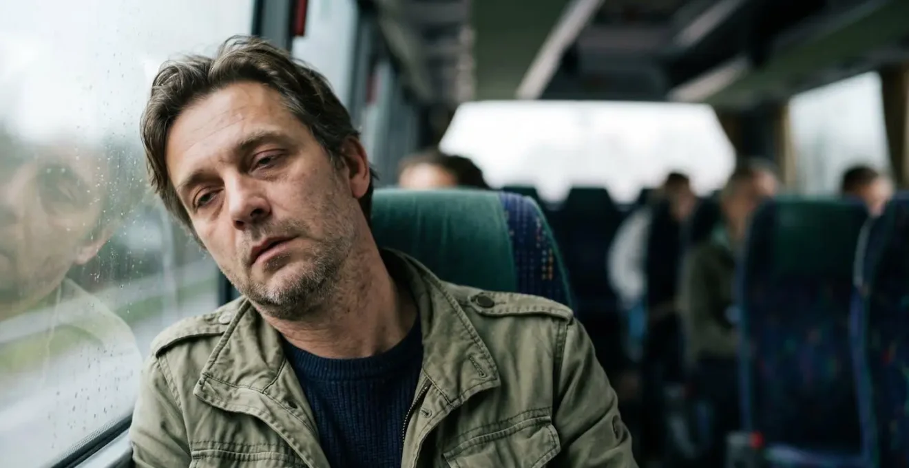 Voyageur épuisé dans un bus de circuit touristique