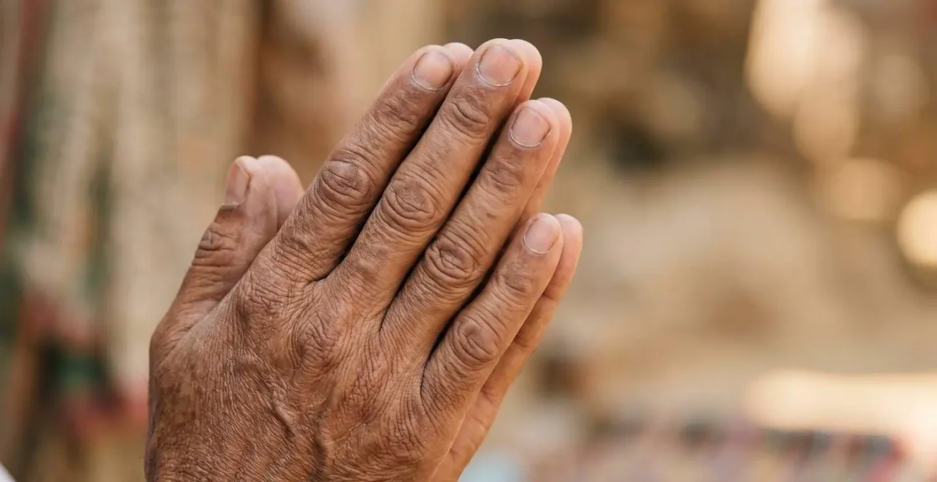 Mains expressives montrant un geste respectueux de communication interculturelle