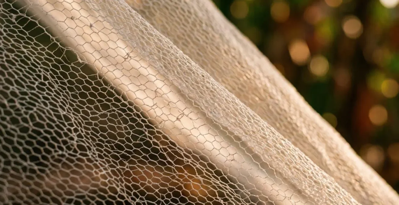Moustiquaire suspendue dans un campement de jungle au crépuscule pour protection contre les insectes en Colombie