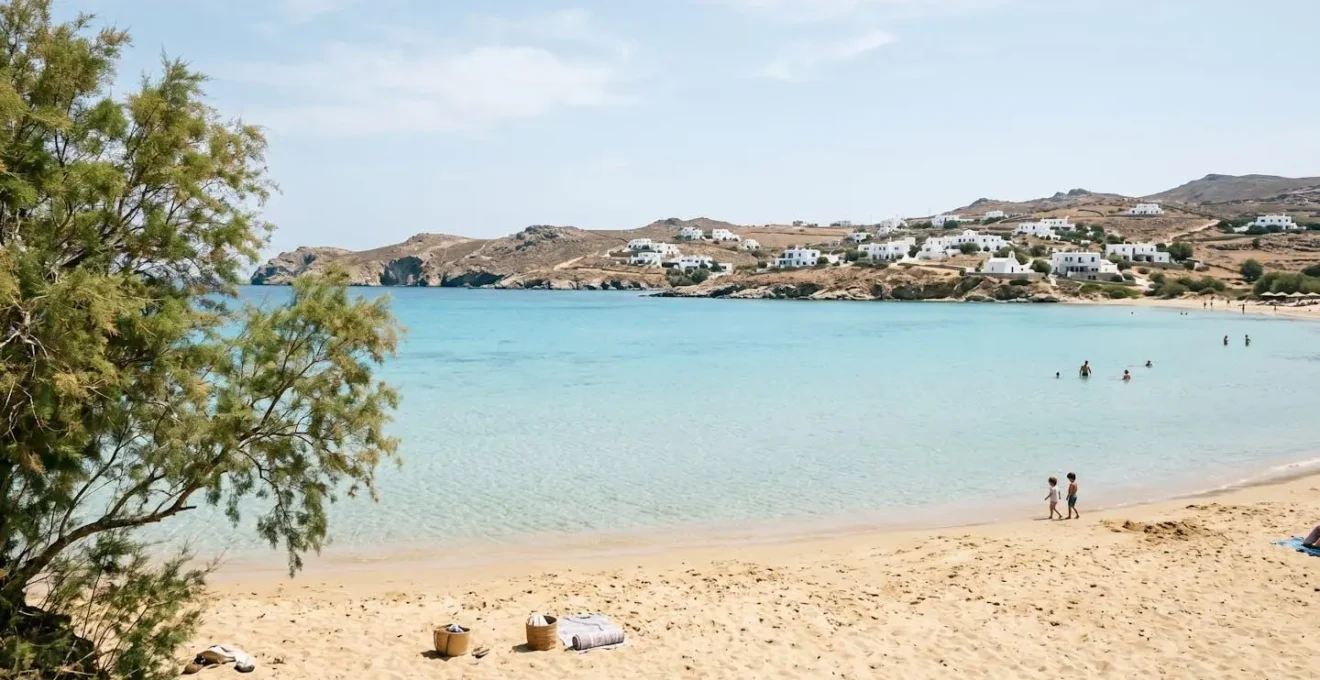 Plage de sable doré des Cyclades avec eau turquoise peu profonde idéale pour jeunes enfants